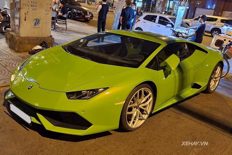 Dù đã "định cư" tại Việt Nam được gần 6 năm nhưng số lần mà siêu xe Lamborghini Huracan LP610-4 này được xuất hiện trên phố chỉ đếm trên đầu ngón tay. Xe sở hữu màu ngoại thất xanh cốm bắt mắt - cũng rất ít thấy trên những chiếc Huracan ở nước ta.