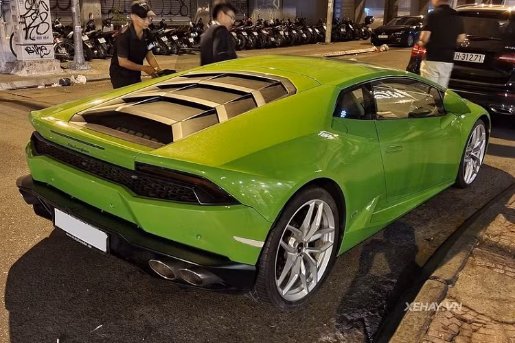 Cung cấp sức mạnh cho Huracan LP610-4 là cỗ máy hút khí tự nhiên V10 5.2L sản sinh công suất 610 mã lực và mô-men xoắn cực đại 560Nm giúp xe chạy nước rút từ 0 - 100 km/h chỉ trong 3,2 giây, tốc độ tối đa đạt mức 325 km/h. Mức giá xe Lamborghini Huracan LP610-4 chính hãng khi mới về Việt Nam bán ra khoảng hơn 15 tỷ đồng.