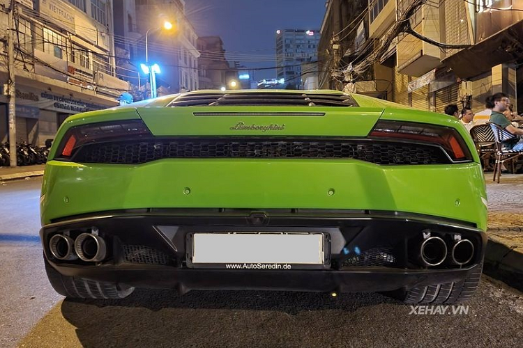 Lamborghini Huracan LP610-4 gây ấn tượng với cặp đèn pha LED thiết kế với 2 chữ Y đặc trưng xếp cạnh nhau, cặp ống xả kép cùng bộ khuếch tán mạnh mẽ phía sau. Các tính năng nội thất đáng chú ý của siêu xe Ý bao gồm màn hình giải trí cỡ lớn 12.3 inch, vô lăng 3 chấu bọc da tích hợp lẫy chuyển số thể thao và bọc cabin tông đen - xanh cốm kết hợp nhiều chi tiết trang trí bằng nhôm sáng.