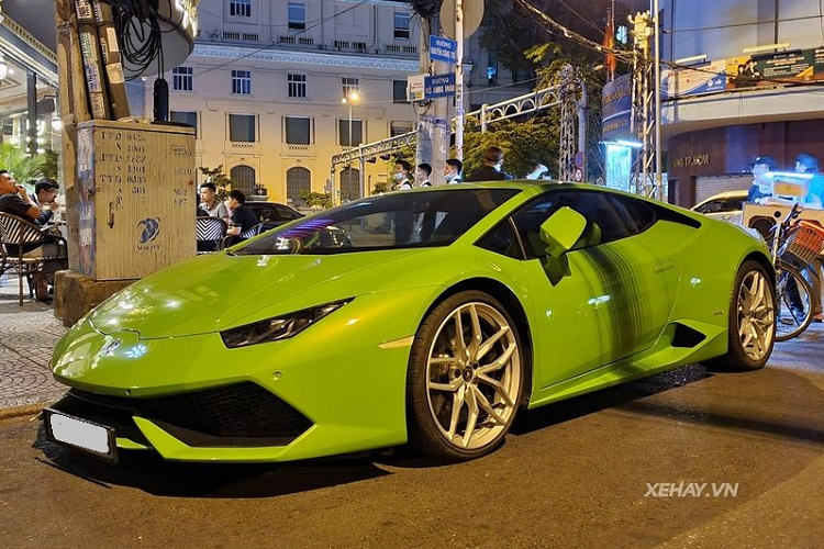 Chiếc Lamborghini Huracan LP610-4 hàng hiếm tại Việt Nam này sở hữu bộ la-zăng 5 chấu kép kích thước 20 inch sơn bạc sáng loáng bọc gọn trong lốp Pirelli P Zero 245/30 ở bánh trước và 305/30 ở bánh sau. Xe được trang bị hệ thống phanh gốm carbon cùng kẹp phanh hiệu suất cao sơn đen thể thao.