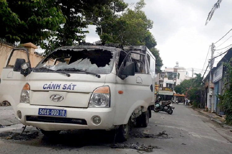 O to cho pham nhan boc chay du doi khi dang di chuyen tren duong-Hinh-2