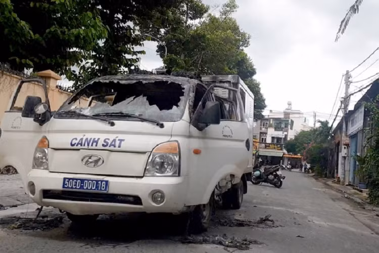 O to cho pham nhan boc chay du doi khi dang di chuyen tren duong-Hinh-2