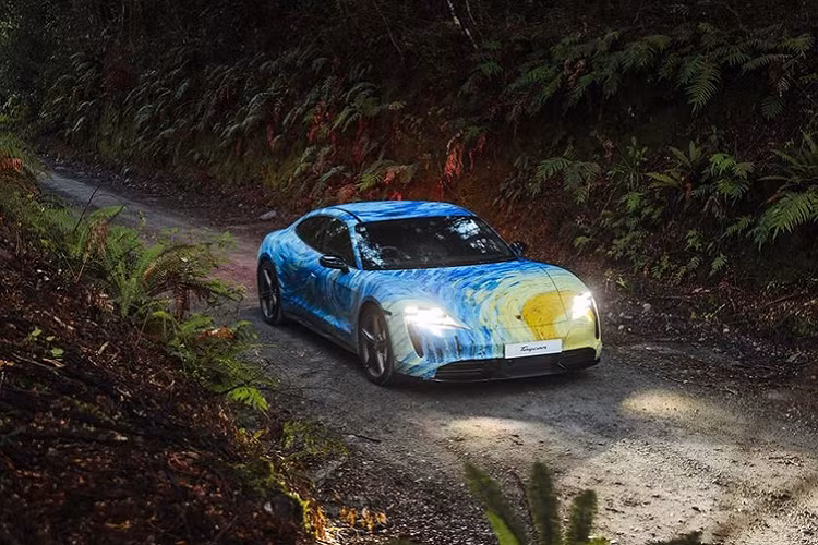 Thương hiệu đã khéo léo thiết kế lớp áo ngoại thất với những đường tròn họa tiết này. Lớp áo này càng trở nên đặc biệt hơn với những mảng màu, họa tiết được mô phỏng lại giống với bức tranh nguyên bản với những đường màu giống như những nét vẽ thật của Van Gogh trên bức tranh Starry Night