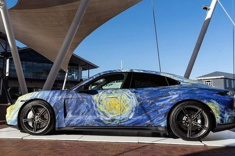 Bức tranh Starry Night trên Porsche Taycan, về nguyên bản từng được danh họa Van Gogh vẽ vào tháng 6/1989. Bức tranh này mô tả lại khung cảnh bên ngoài cửa sổ phòng bệnh của ông ở Saint- Rémy-de-Provence, miền Nam nước Pháp về đêm, tuy nhiên trên thực tế bức tranh này lại được ông vẽ vào ban ngày dựa theo trí nhớ của mình. Bức tranh này được mệnh danh là một trong những tác phẩm khắc họa bầu trời đêm đẹp nhất từ trước đến nay.