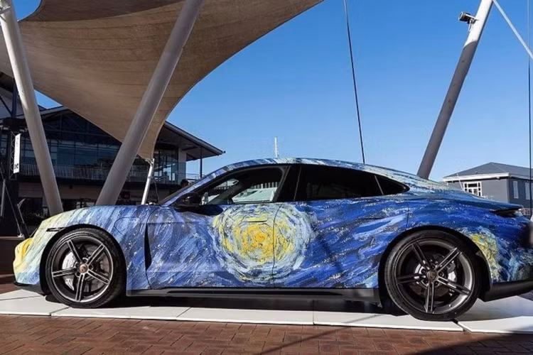 Bức tranh Starry Night trên Porsche Taycan, về nguyên bản từng được danh họa Van Gogh vẽ vào tháng 6/1989. Bức tranh này mô tả lại khung cảnh bên ngoài cửa sổ phòng bệnh của ông ở Saint- Rémy-de-Provence, miền Nam nước Pháp về đêm, tuy nhiên trên thực tế bức tranh này lại được ông vẽ vào ban ngày dựa theo trí nhớ của mình. Bức tranh này được mệnh danh là một trong những tác phẩm khắc họa bầu trời đêm đẹp nhất từ trước đến nay.