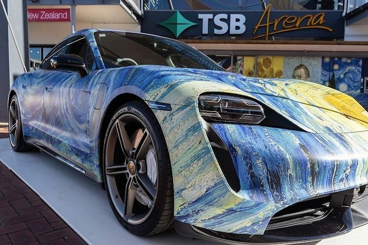 Sức mạnh này được truyền đến bánh sau thông qua hộp số tự động hai cấp với số 1 hỗ trợ khả năng tăng tốc và số 2 giúp tiết kiệm nhiên liệu. Porsche Taycan Turbo có khả năng tăng tốc 0 – 100 km/h trong 3 giây.