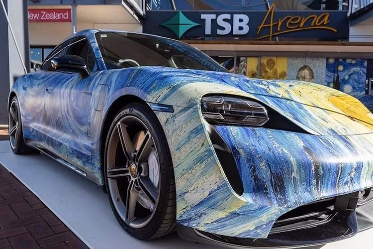 Sức mạnh này được truyền đến bánh sau thông qua hộp số tự động hai cấp với số 1 hỗ trợ khả năng tăng tốc và số 2 giúp tiết kiệm nhiên liệu. Porsche Taycan Turbo có khả năng tăng tốc 0 – 100 km/h trong 3 giây.