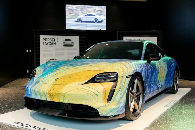 Xe được trang bị động cơ điện với công suất tiêu chuẩn 616 mã lực, giống với trên phiên bản Turbo S. Điểm khác nhau của hai phiên bản này là khi ở chế độ Overboost, Taycan Turbo sẽ có công suất 671 mã lực và mô men xoắn cực đại 850 Nm trong khi Turbo S có công suất 750 mã lực và mô-men xoắn 1.050 Nm.