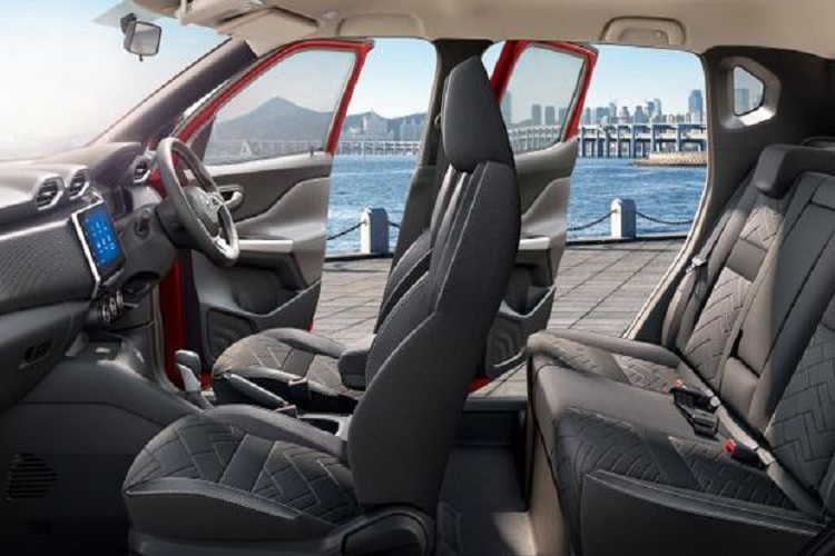 Cụ thể, xe được trang bị đồng hồ tốc độ kỹ thuật số, hỗ trợ Android Auto và Apple CarPlay, xe cũng có cả camera 360 độ. Tuy nhiên, Nissan Magnite giá rẻ chỉ có 2 túi khí và hệ thống cân bằng điện tử, mà không có sự hỗ trợ của các tính năng an toàn chủ động. Đó là lý do khiến Magnite chỉ đạt 4 sao an toàn từ ASEAN NCAP.