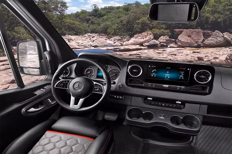 Cung cấp sức mạnh cho mẫu xe motorhome Airstream Interstate 24X là động cơ diesel tăng áp V6 3.0L mạnh 188 mã lực và mô-men xoắn 441 Nm. Xe có hộp số tự động 7 cấp và hệ dẫn động 4 bánh toàn thời gian.