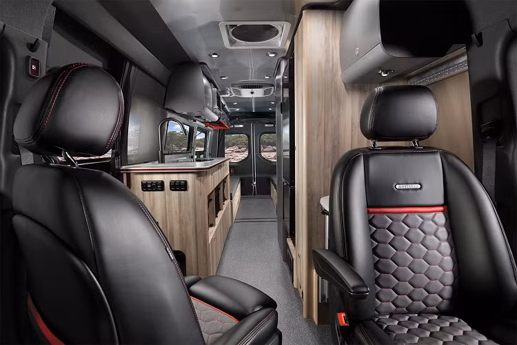 Airstream còn trang bị cho Interstate 24X nhiều tiện ích khác như bàn làm việc, 2 ghế trước xoay đa năng, khung treo hành lý, hộc để đồ...