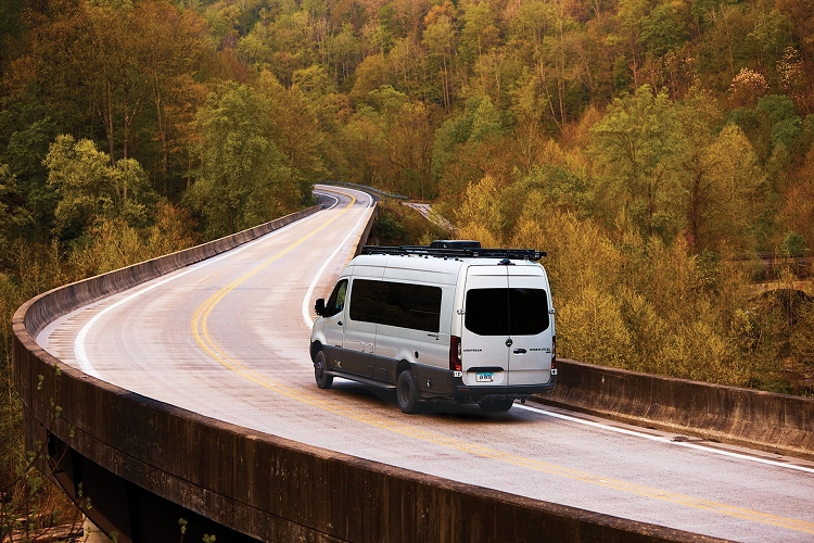 Được xây dựng từ Mercedes Sprinter 3500, căn nhà di động của Airstream có ngoại hình trông hệt như một chiếc minivan thông thường. Tất cả tiện ích và trang bị nội thất được gói gọn trong khung xe nguyên bản giúp Interstate 24X có thể di chuyển linh hoạt và thuận tiện.