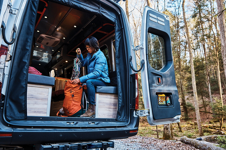 Tùy theo nhu cầu, không gian phía sau có thể trở thành phòng ngủ với 4 cách bố trí giường dành cho 2 người lớn. Căn nhà di động này có hệ thống điều hòa và máy sưởi, đảm bảo điều kiện lưu trú thoải mái nhất trong mọi tình huống.