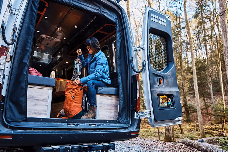 Tùy theo nhu cầu, không gian phía sau có thể trở thành phòng ngủ với 4 cách bố trí giường dành cho 2 người lớn. Căn nhà di động này có hệ thống điều hòa và máy sưởi, đảm bảo điều kiện lưu trú thoải mái nhất trong mọi tình huống.