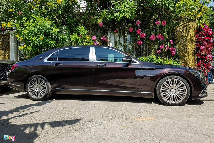 Có đến 3 chiếc Mercedes-Maybach S-Class có mặt tại sự kiện sáng nay. 3 chiếc xe đều mang những màu sắc đặc biệt như Đen Ruby, Xanh Ngọc Lục Bảo và Trắng Kim Cương. 