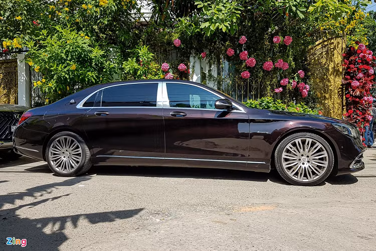Có đến 3 chiếc Mercedes-Maybach S-Class có mặt tại sự kiện sáng nay. 3 chiếc xe đều mang những màu sắc đặc biệt như Đen Ruby, Xanh Ngọc Lục Bảo và Trắng Kim Cương. 
