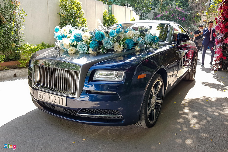 Mẫu xe được chính chú rể Phan Thành cầm lái hôm nay là chiếc Rolls-Royce Wraith hàng hiếm. Mẫu coupé siêu sang 2 cửa này về tay Phan Thành từ năm 2016 và thường xuyên được thiếu gia này sử dụng để đi gặp các đối tác kinh doanh.