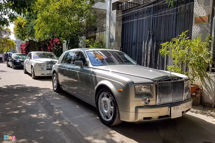 Sau một thời gian quen biết, cặp đôi Phan Thành và Primmy Trương chính thức làm lễ cưới vào hôm nay. Trong buổi rước dâu tại nhà gái, nhà trai và bạn bè chú rể đã mang đến hàng chục mẫu xe siêu sang với những cái tên đình đám như Rolls-Royce, Mercedes-Maybach, Mercedes-AMG G 63, Lexus LX570... 