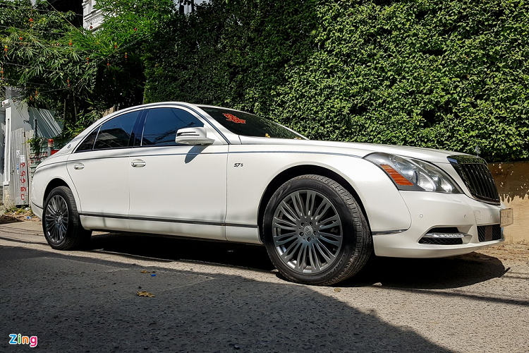 Maybach 57S sở hữu màu sơn trắng khá hiếm gặp tại Việt Nam. Đây là mẫu xe siêu sang từng được sản xuất để đối đầu trực tiếp với Rolls-Royce Ghost, Bentley Continental Flying Spur...