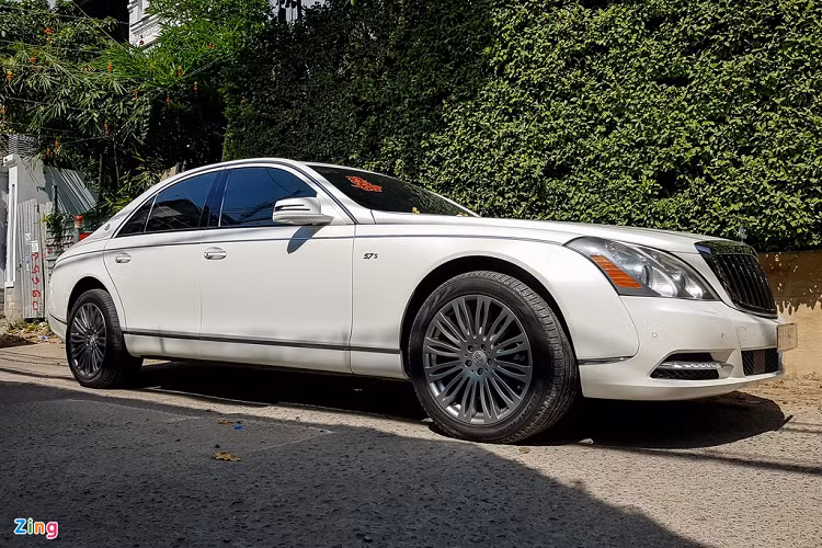 Maybach 57S sở hữu màu sơn trắng khá hiếm gặp tại Việt Nam. Đây là mẫu xe siêu sang từng được sản xuất để đối đầu trực tiếp với Rolls-Royce Ghost, Bentley Continental Flying Spur...
