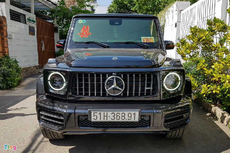 Mẫu SUV hiệu suất cao Mercedes-AMG G 63 Edition One cũng góp chân trong buổi lễ. Đây là phiên bản nâng cấp nhẹ về ngoại thất và nội thất, và thường được nhiều đại gia Việt sử dụng như Minh Nhựa, Hứa Hà Phương... 