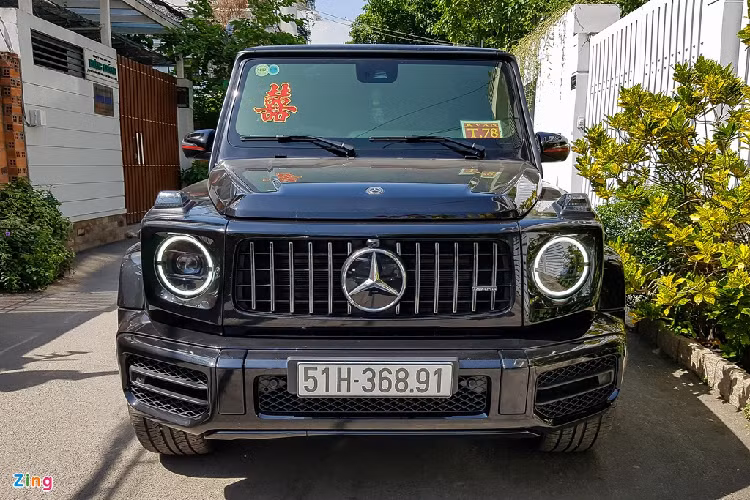 Mẫu SUV hiệu suất cao Mercedes-AMG G 63 Edition One cũng góp chân trong buổi lễ. Đây là phiên bản nâng cấp nhẹ về ngoại thất và nội thất, và thường được nhiều đại gia Việt sử dụng như Minh Nhựa, Hứa Hà Phương... 