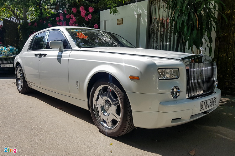 Cặp đôi Rolls-Royce Phantom cũng xuất hiện trong lễ rước dâu sáng nay. Rolls-Royce Phantom thế hệ thứ 7 rất được các đại gia Việt Nam tin dùng và sử dụng. Phantom VII đã dừng sản xuất từ năm 2017 và được thay thế bởi Phantom VIII. 