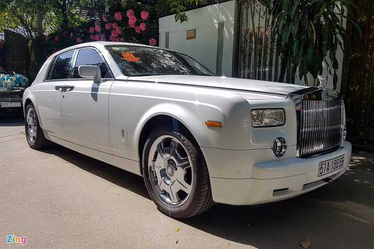 Cặp đôi Rolls-Royce Phantom cũng xuất hiện trong lễ rước dâu sáng nay. Rolls-Royce Phantom thế hệ thứ 7 rất được các đại gia Việt Nam tin dùng và sử dụng. Phantom VII đã dừng sản xuất từ năm 2017 và được thay thế bởi Phantom VIII. 