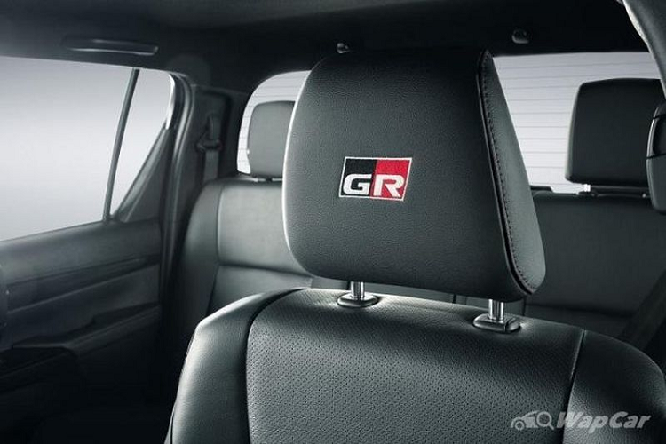 Ngoài những cải tiến về mặt hình ảnh này, Toyota Hilux GR-S 2021 cũng sẽ được trang bị kẹp phanh phía trước hiệu GR cùng hệ thống treo nâng cấp giúp cải thiện khả năng lái xe địa hình và mức độ thoải mái trên đường phố.