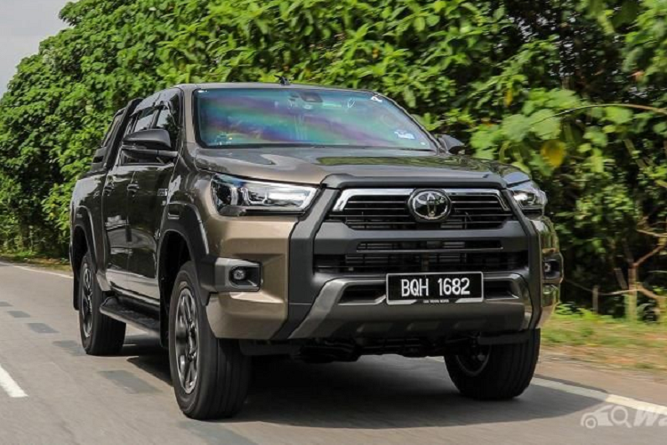 Đối với nội thất, Hilux GR-S mới sẽ có thêm nhiều huy hiệu GR hơn ở bên trong xe, ví dụ như ở núm chuyển số, bàn đạp và ghế da. Bên cạnh đó, xe còn có màn hình thông tin giải trí 8 inch và màn hình quan sát toàn cảnh.