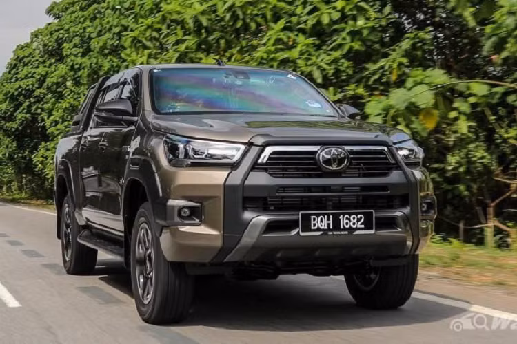 Đối với nội thất, Hilux GR-S mới sẽ có thêm nhiều huy hiệu GR hơn ở bên trong xe, ví dụ như ở núm chuyển số, bàn đạp và ghế da. Bên cạnh đó, xe còn có màn hình thông tin giải trí 8 inch và màn hình quan sát toàn cảnh.