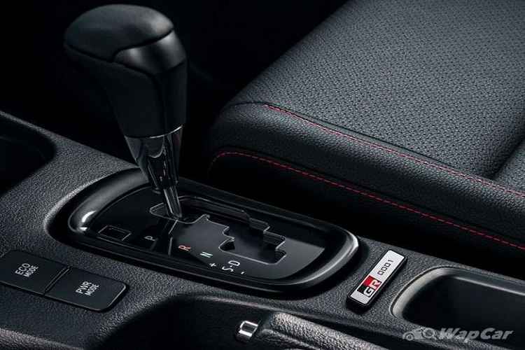 Theo truyền thông Nhật Bản, Hilux GR-S 2021 sẽ có một số cải tiến bao gồm dán đề can GR Sport độc quyền, ốp gầm bổ sung và lưới tản nhiệt phía trước với dòng chữ TOYOTA cỡ lớn.