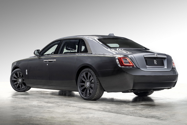 Lấy cảm hứng từ những món đồ tạo tác mang phong cách Mid-century của những năm 1950 như Eames Rocking Chair (ghế bập bênh) và cây đàn guitar Fender Stratocaster, xe siêu sang Rolls-Royce Black Badge Cullinan Mid-Century Modern nổi bật với lớp sơn ngoại thất màu bạc hà Segano Green kết hợp cùng một vài điểm nhấn màu đen tương phản.