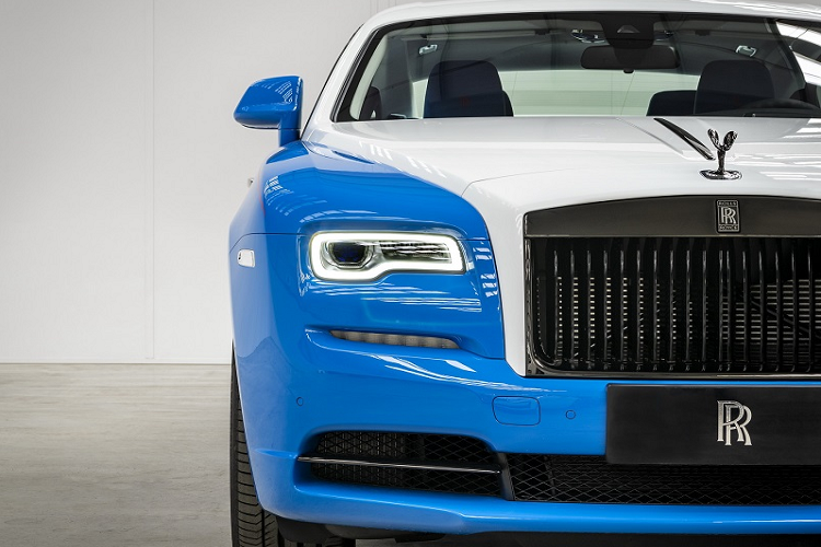 Đường coachline màu đỏ Koi Red được vẽ thủ công với họa tiết đặc biệt hoàn thiện thêm cho vẻ đẹp năng động của Rolls-Royce Wraith Badge Pop Explosion.