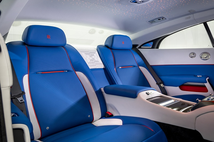 Khoang lái cũng sử dụng cách phối màu tương tự như ngoại thất, với đường chỉ khâu màu đỏ Koi Red và các họa tiết đẹp mắt được thực hiện hoàn toàn thủ công lấy cảm hứng từ cửa sổ của những tòa nhà chọc trời.