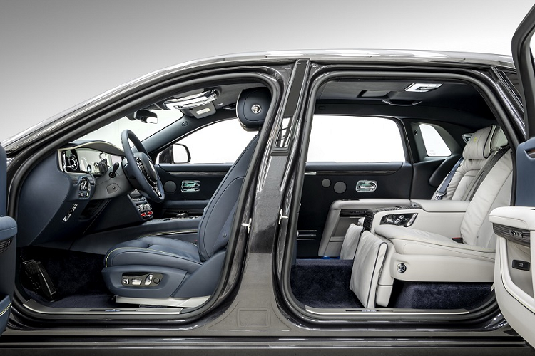 Phiên bản này sử dụng 2 tông màu ngoại thất GT Blue và Arctic White đem đến cho chiếc xe một diện mạo trẻ trung và cá tính hơn.