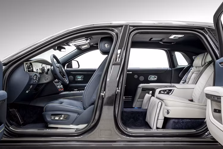 Phiên bản này sử dụng 2 tông màu ngoại thất GT Blue và Arctic White đem đến cho chiếc xe một diện mạo trẻ trung và cá tính hơn.