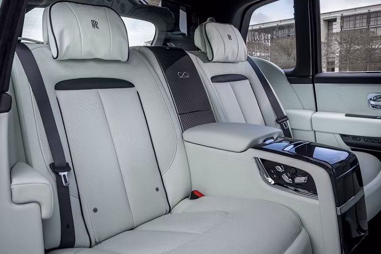 Phiên bản Rolls-Royce Ghost đặc biệt sở hữu trục cơ sở dài có lớp sơn ngoại thất 2 tông màu Jubilee Silver và Gunmetal, nổi bật với đường coachline màu xanh Lime Green - lấy cảm hứng từ ánh đèn neon của thành phố Thượng Hải vào ban đêm.