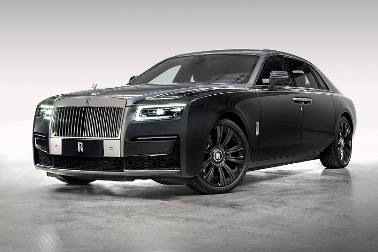 Bên trong khoang nội thất, Rolls-Royce Ghost Extended Urban Sanctuary sử dụng phối màu Navy Blue cho hàng ghế trước và Cashmere Grey ở phía sau. Ngoài ra, phiên bản đặc biệt này cũng được trang bị ghế Serenity ngả lưng với tấm đệm đỡ bắp chân. Các đường chỉ khâu màu Lime Green tương phản cũng xuất hiện bên trong khoang nội thất và khoang chứa hành lý của Ghost Extended Urban Sanctuary.