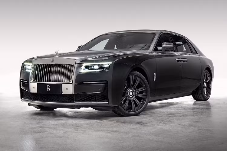 Bên trong khoang nội thất, Rolls-Royce Ghost Extended Urban Sanctuary sử dụng phối màu Navy Blue cho hàng ghế trước và Cashmere Grey ở phía sau. Ngoài ra, phiên bản đặc biệt này cũng được trang bị ghế Serenity ngả lưng với tấm đệm đỡ bắp chân. Các đường chỉ khâu màu Lime Green tương phản cũng xuất hiện bên trong khoang nội thất và khoang chứa hành lý của Ghost Extended Urban Sanctuary.