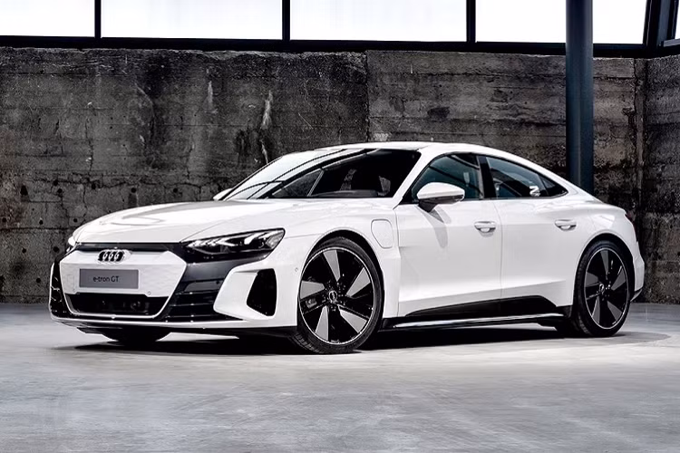 Pin Lithium-ion giống nhau trên cả hai mẫu RS và quattro của e-tron GT. Đó là loại pin 86 kWh tích hợp 33 mô-đun cell, mỗi mô-đun bao gồm 12 cell. Cũng như Porsche Taycan, nhờ vào hệ thống điện 800V mới, e-tron GT cho phép sạc với công suất 270 kW bằng bộ sạc nhanh DC. Điều này cho phép nó bổ sung pin từ 5-80% chỉ trong 22,5 phút, một trong những tốc độ sạc nhanh nhất hiện nay của các mẫu xe EV trên thị trường. Điều này cho phép nó có thể nạp năng lượng để di chuyển trong phạm vi 100km chỉ trong vòng 5 phút.