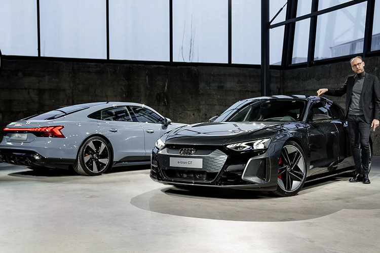 Sau khi ra mắt toàn cấu vào tháng 2/2021, mẫu xe thể thao chạy điện này đã nhận được nhiều sự khen ngợi về thiết kế lẫn hiệu suất. Và khá bất ngờ khi chiếc Audi E-Tron GT về Việt Nam, hình ảnh của mẫu xe này được chụp tại cảng Hiệp Phước, Nhà Bè với màu sơn đỏ.