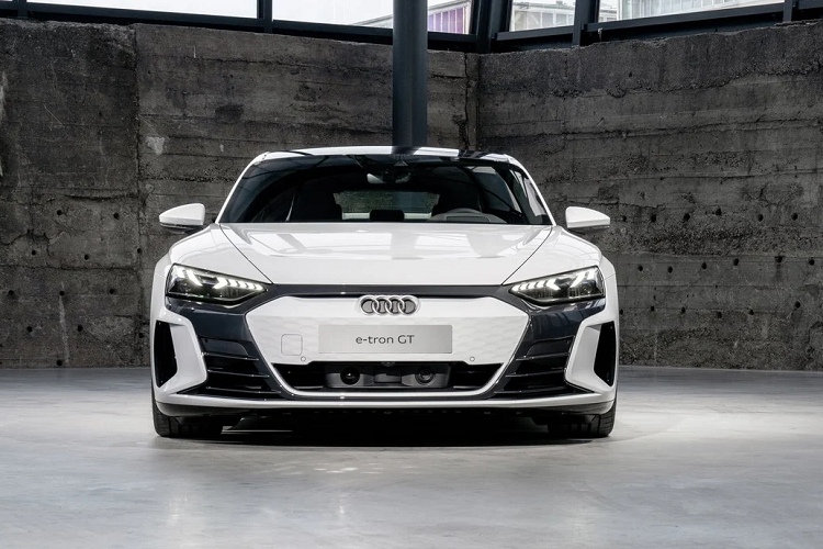 E-tron GT có hai cổng sạc ở hai bên thân xe. Cả hai cổng sạc đều cho phép sạc AC, trong khi phía hành khách hỗ trợ sạc nhanh DC. Đối với sạc tại nhà, E-tron GT có bộ sạc tiêu chuẩn 11 kW AC, cho phép nó sạc lại pin qua đêm. Bộ sạc 22 kW tùy chọn để sử dụng tại nhà cũng sẽ được cung cấp.