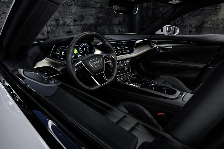 Như đã biết, Audi E-Tron GT là mẫu xe điện mới nhất của hãng xe 4 vòng tròn để đón đầu xu hướng xe chạy điện ngày càng tăng. Xe đặt mục tiêu cân bằng khả năng sử dụng hàng ngày với hiệu suất thể thao, vì thương hiệu này hướng đến việc cạnh tranh với Tesla Model S và Porsche Taycan. E-Tron GT sử dụng khung gầm J1 Performance Platform của VW Group do chính Porsche thiết kế và đã sử dụng trên chiếc Taycan.