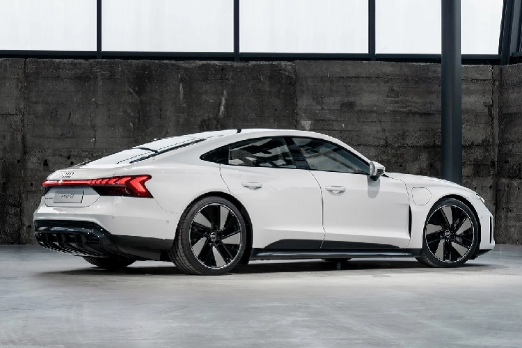 Mẫu xe điện này sẽ được Audi Thái Lan áp dụng chế độ Bảo hành 5 năm hoặc 150.000 km. Hệ thống pin được bảo hành 8 năm hoặc 160.000 km cùng dịch vụ cứu hộ nhanh 24/24 trong 5 năm. Hiện chưa rõ chiếc Audi E-Tron GT vừa về Việt Nam sẽ được bán ra hay chỉ là xe trưng bày.