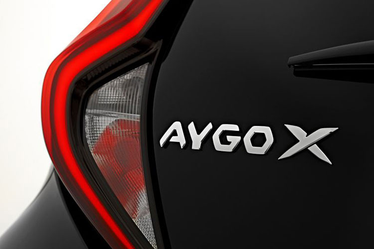 Bên sườn, Toyota Aygo X 2022 sở hữu nẹp xung quanh thân xe màu đen nhằm tăng vẻ hầm hố. Tuy chỉ là xe hạng A nhưng tân binh nhà Toyota lại được trang bị vành la-zăng có đường kính lớn nhất là 18 inch. Ngoài ra, xe còn dùng mui nỉ có thể mở ra, đóng vào.