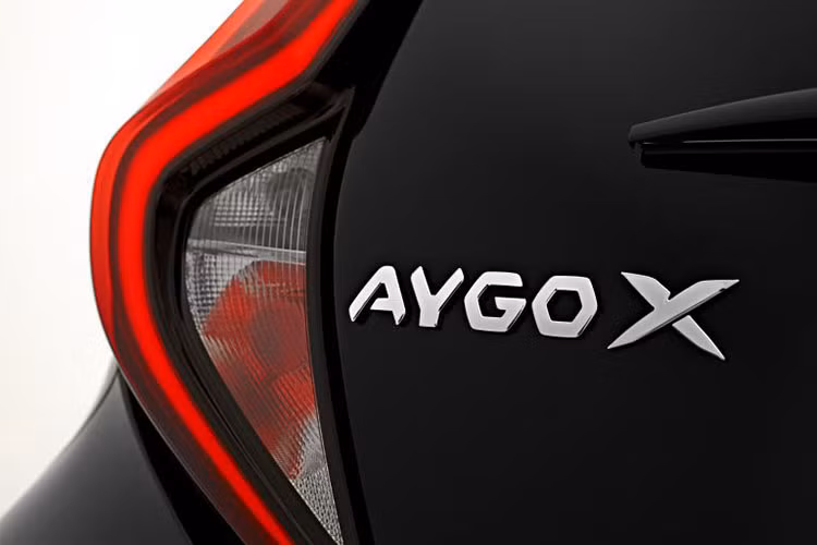 Bên sườn, Toyota Aygo X 2022 sở hữu nẹp xung quanh thân xe màu đen nhằm tăng vẻ hầm hố. Tuy chỉ là xe hạng A nhưng tân binh nhà Toyota lại được trang bị vành la-zăng có đường kính lớn nhất là 18 inch. Ngoài ra, xe còn dùng mui nỉ có thể mở ra, đóng vào.