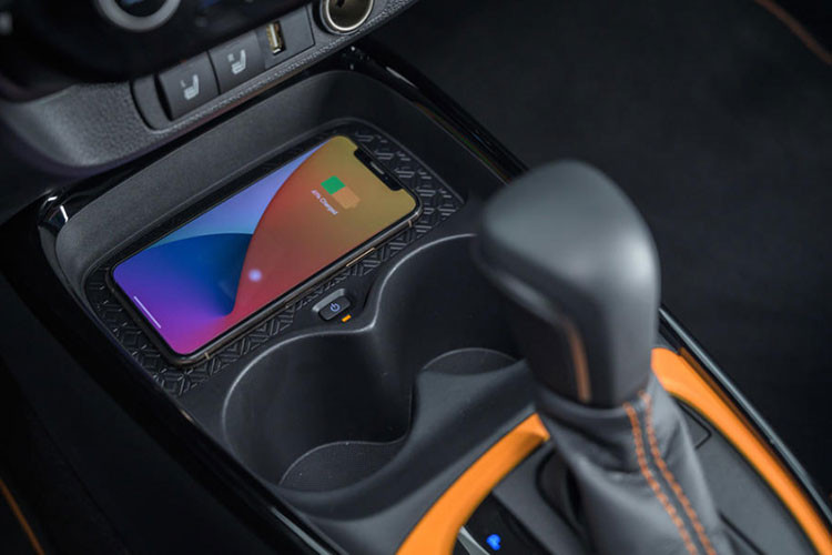 Tại thị trường châu Âu, Toyota Aygo X 2022 chỉ có đúng 1 loại động cơ là máy xăng 3 xi-lanh, hút khí tự nhiên, dung tích 1.0L, tạo ra công suất tối đa 71 mã lực và mô-men xoắn cực đại 93 Nm.