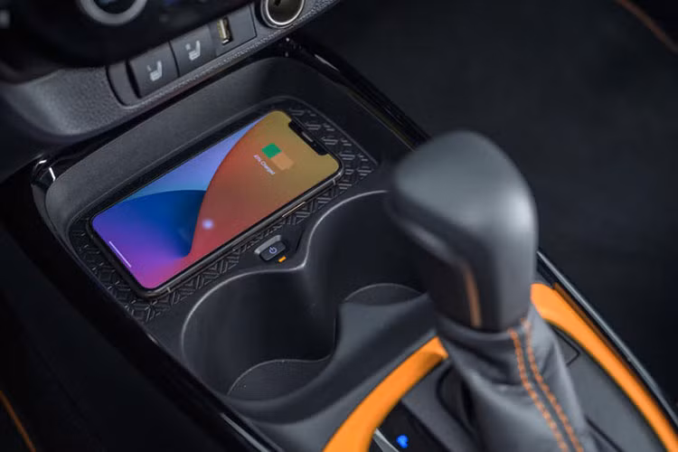 Tại thị trường châu Âu, Toyota Aygo X 2022 chỉ có đúng 1 loại động cơ là máy xăng 3 xi-lanh, hút khí tự nhiên, dung tích 1.0L, tạo ra công suất tối đa 71 mã lực và mô-men xoắn cực đại 93 Nm.