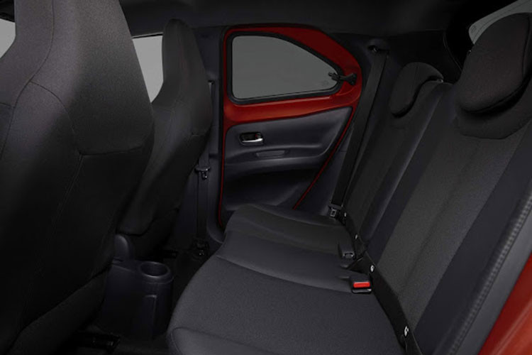 Những tính năng đáng chú ý khác của Toyota Aygo X 2022 bao gồm vô lăng 3 chấu tích hợp phím chức năng, màn hình nhỏ trong bảng đồng hồ, hệ thống đèn viền nội thất Ambient Lighting, sạc điện thoại thông minh không dây, hệ thống âm thanh JBL 4 loa với âm ly 300 W và loa trầm 200 mm trong cốp sau.